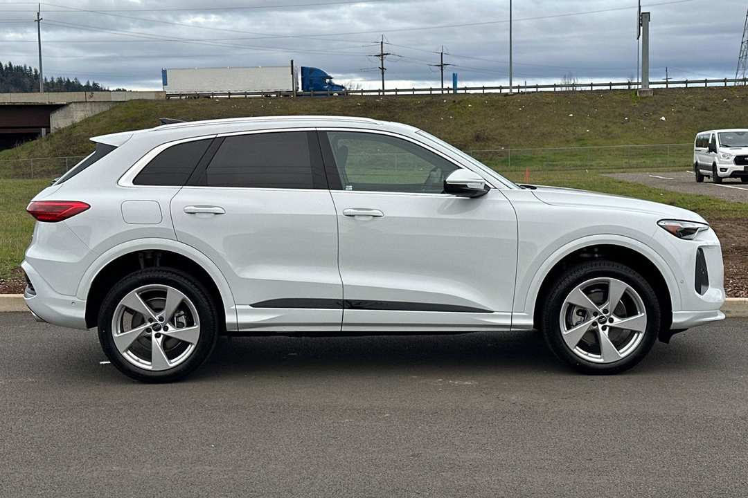 2025 Audi Q5 2.0T Premium Plus - Image 2