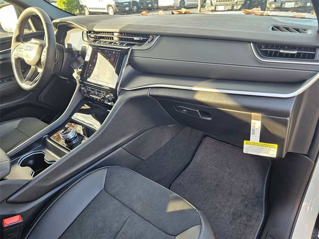 2025 Jeep Grand Cherokee L Altitude X - Image 37