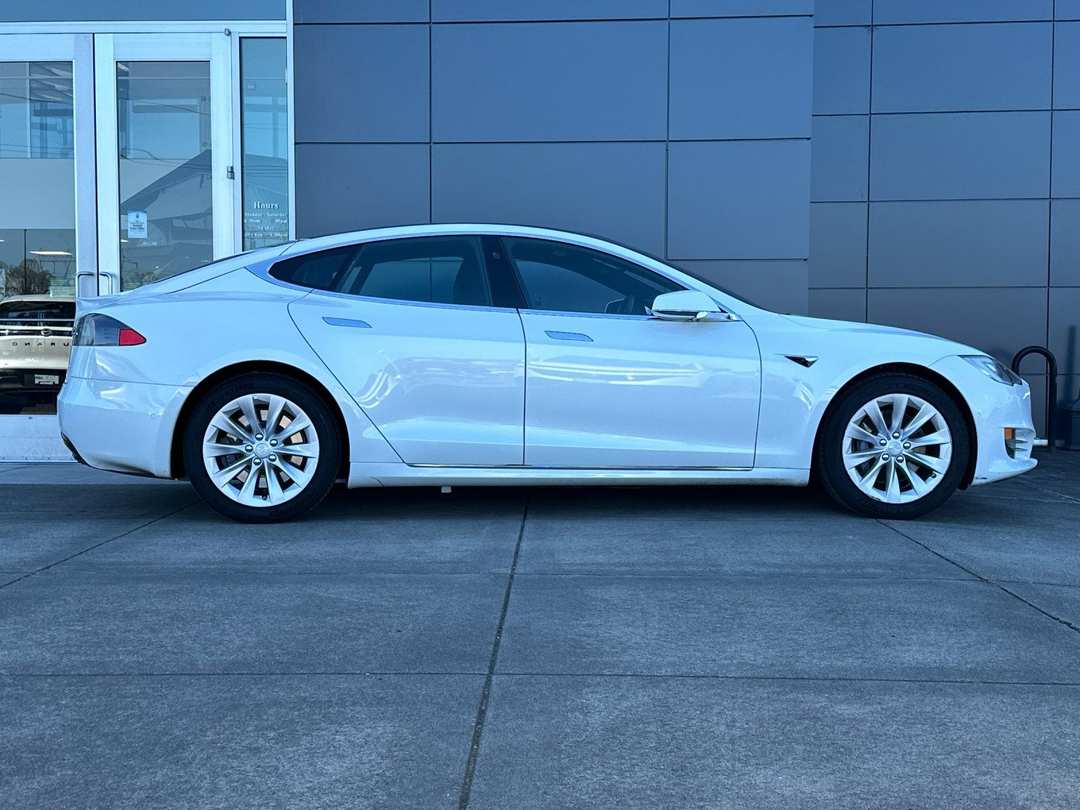 2020 Tesla Model S - Image 2