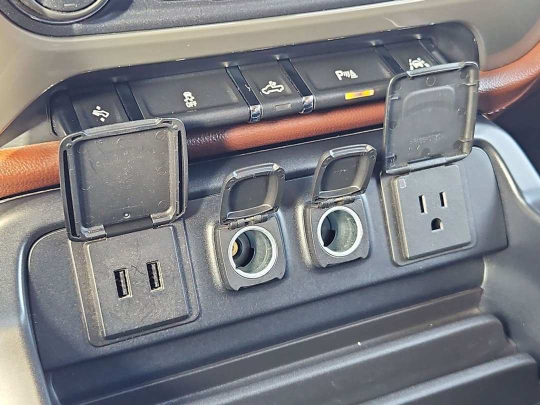 2017 Chevrolet Silverado 1500 High Country - Image 35