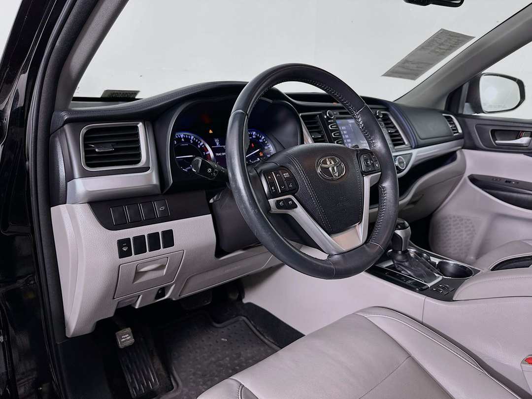 2015 Toyota Highlander XLE V6 - Image 10