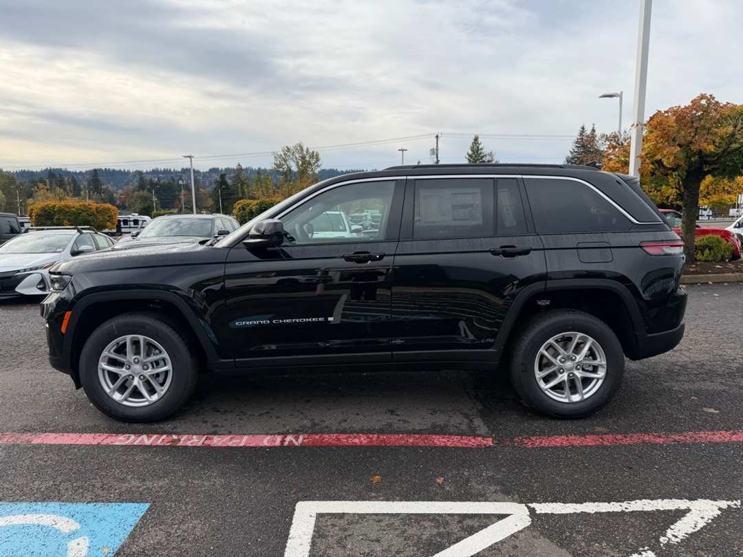 2025 Jeep Grand Cherokee Laredo X - Image 5