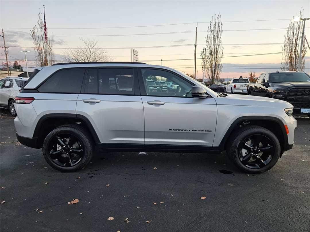 2025 Jeep Grand Cherokee Limited - Image 7
