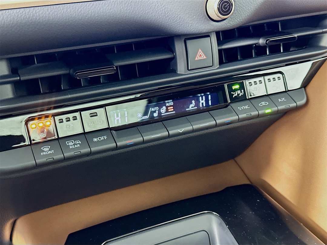 2025 Toyota Crown Signia Limited - Image 16