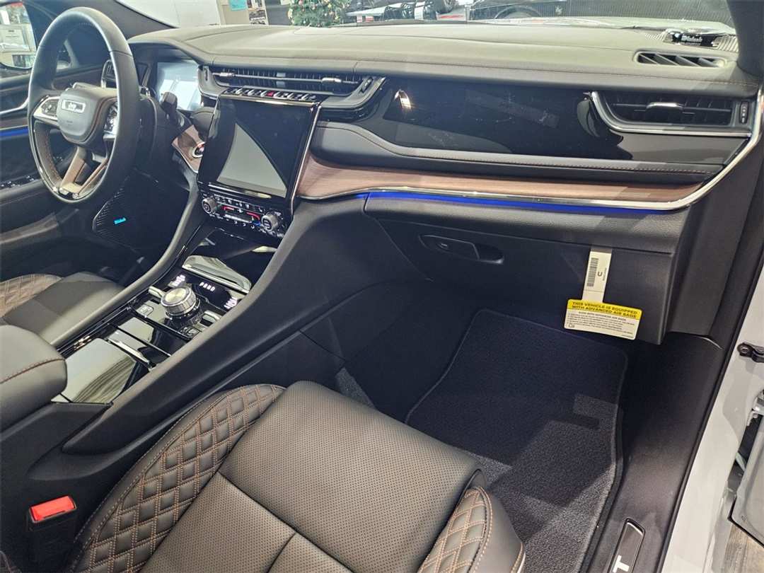 2025 Jeep Grand Cherokee Summit - Image 41