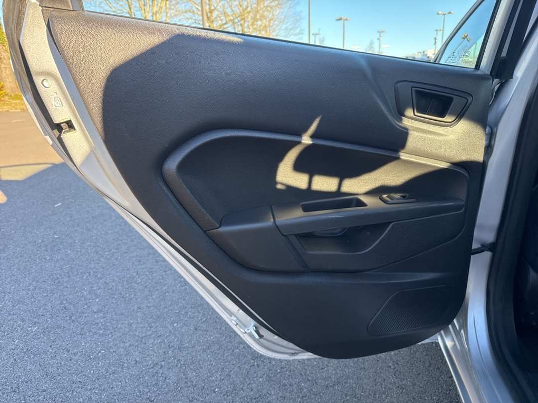 2018 Ford Fiesta SE - Image 16