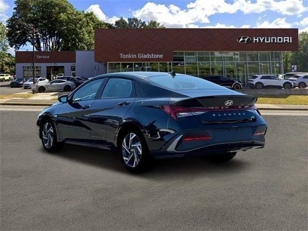 2025 Hyundai Elantra SEL Sport - Image 5