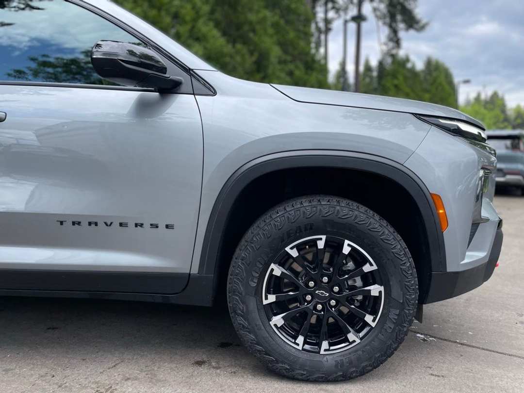 2025 Chevrolet Traverse Z71 - Image 3