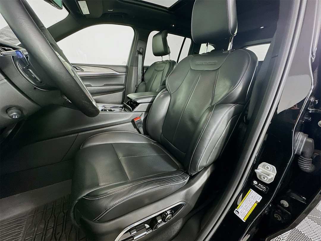 2022 Jeep Grand Cherokee Overland - Image 22