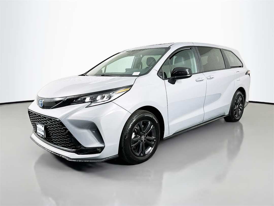 2025 Toyota Sienna XSE - Image 3