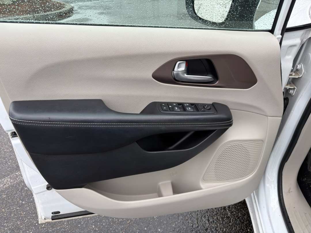 2021 Chrysler Voyager LXI - Image 12