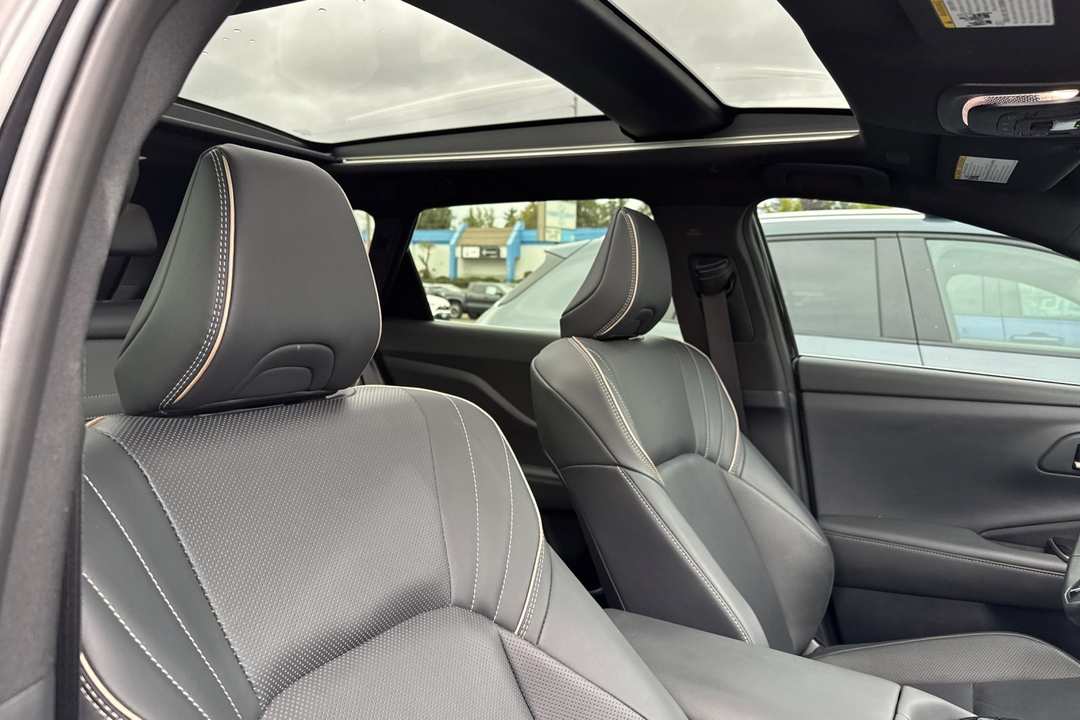 2025 Toyota Crown Signia Limited - Image 17