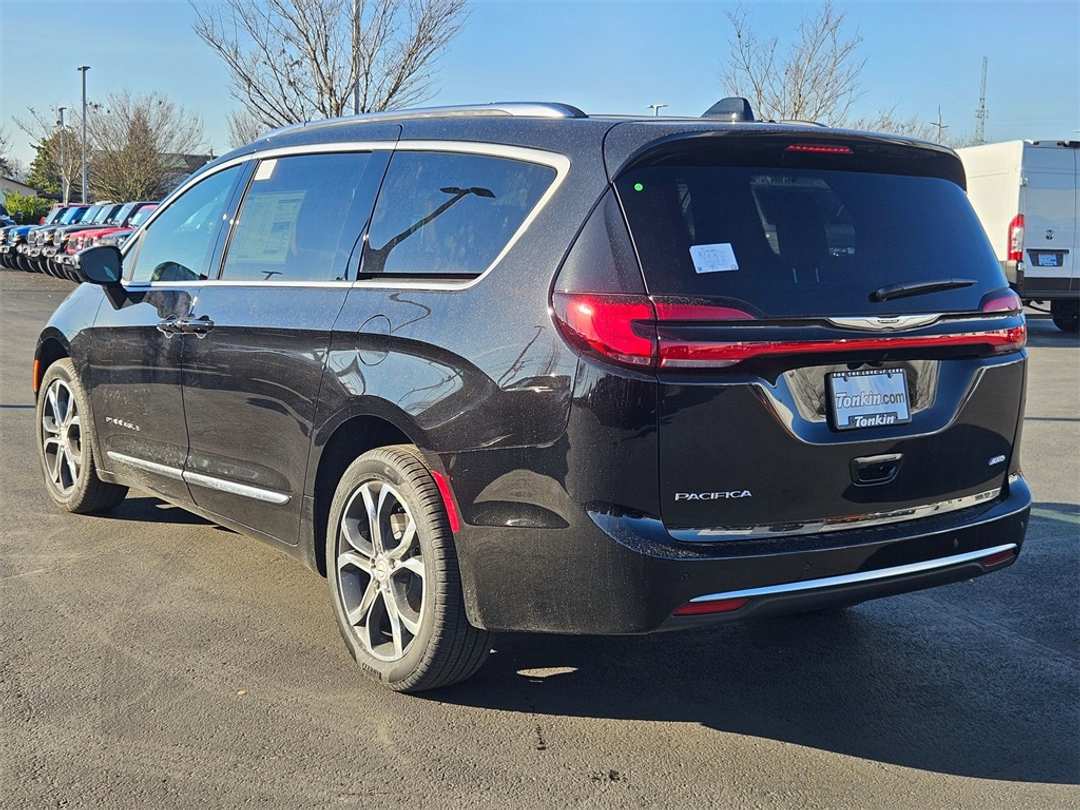 2026 Chrysler Pacifica Pinnacle - Image 4