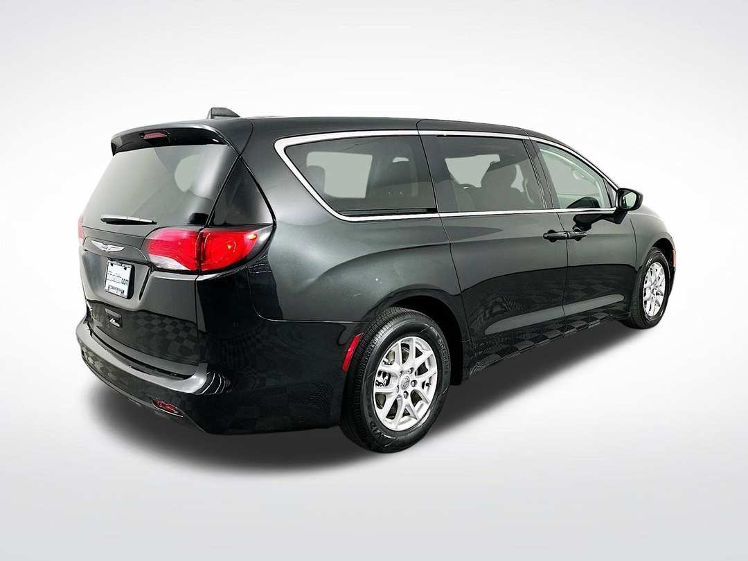 2023 Chrysler Voyager LX - Image 8