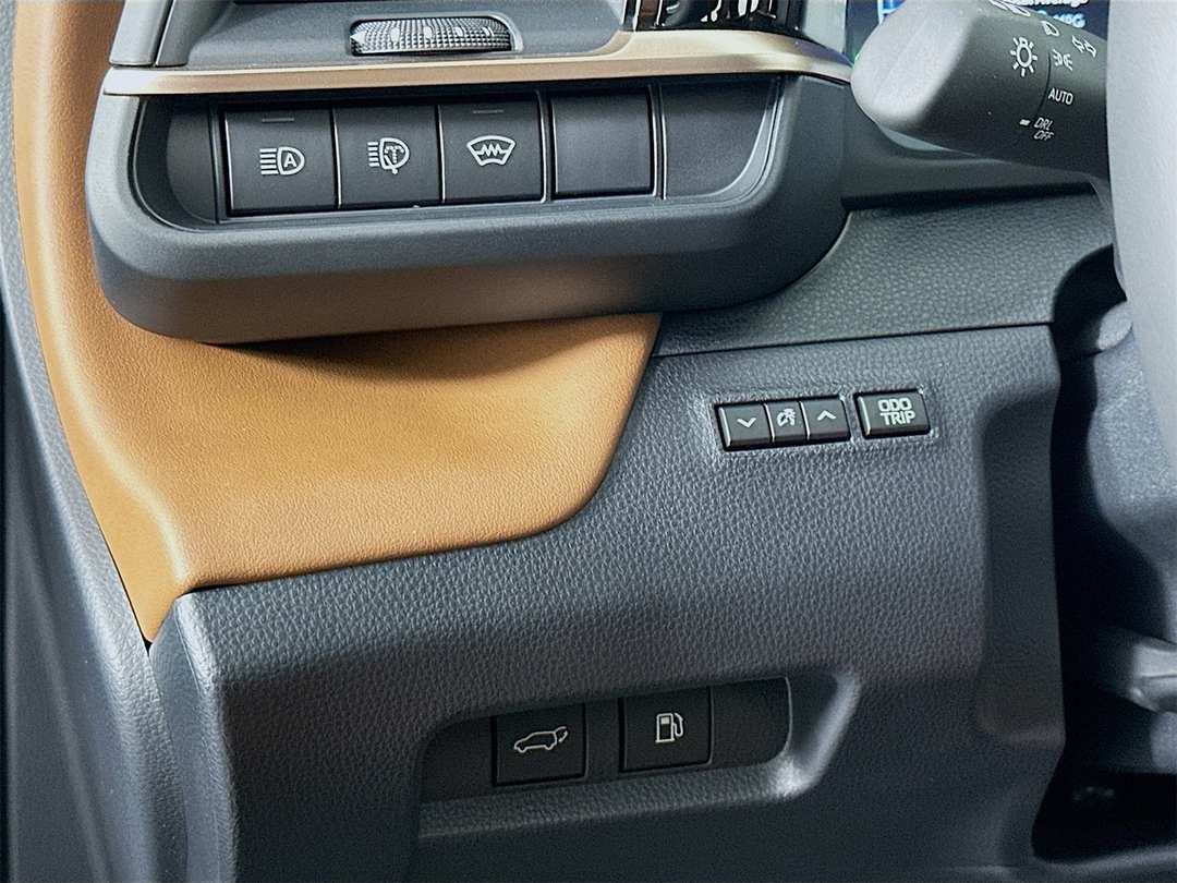 2025 Toyota Crown Signia Limited - Image 10