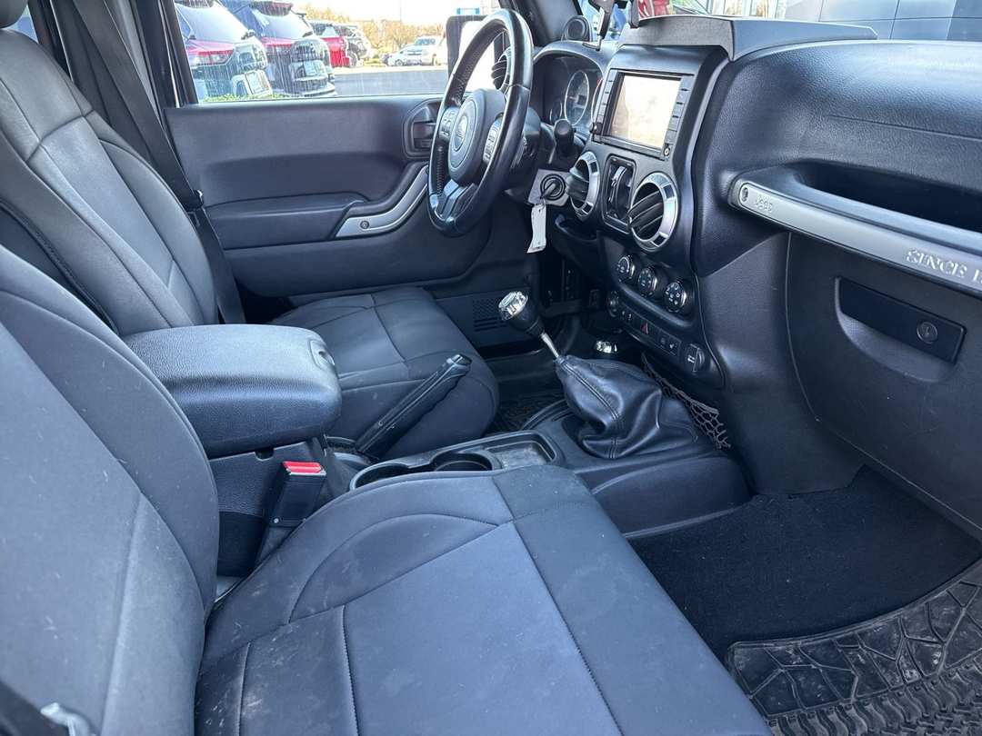 2012 Jeep Wrangler Unlimited Rubicon - Image 15