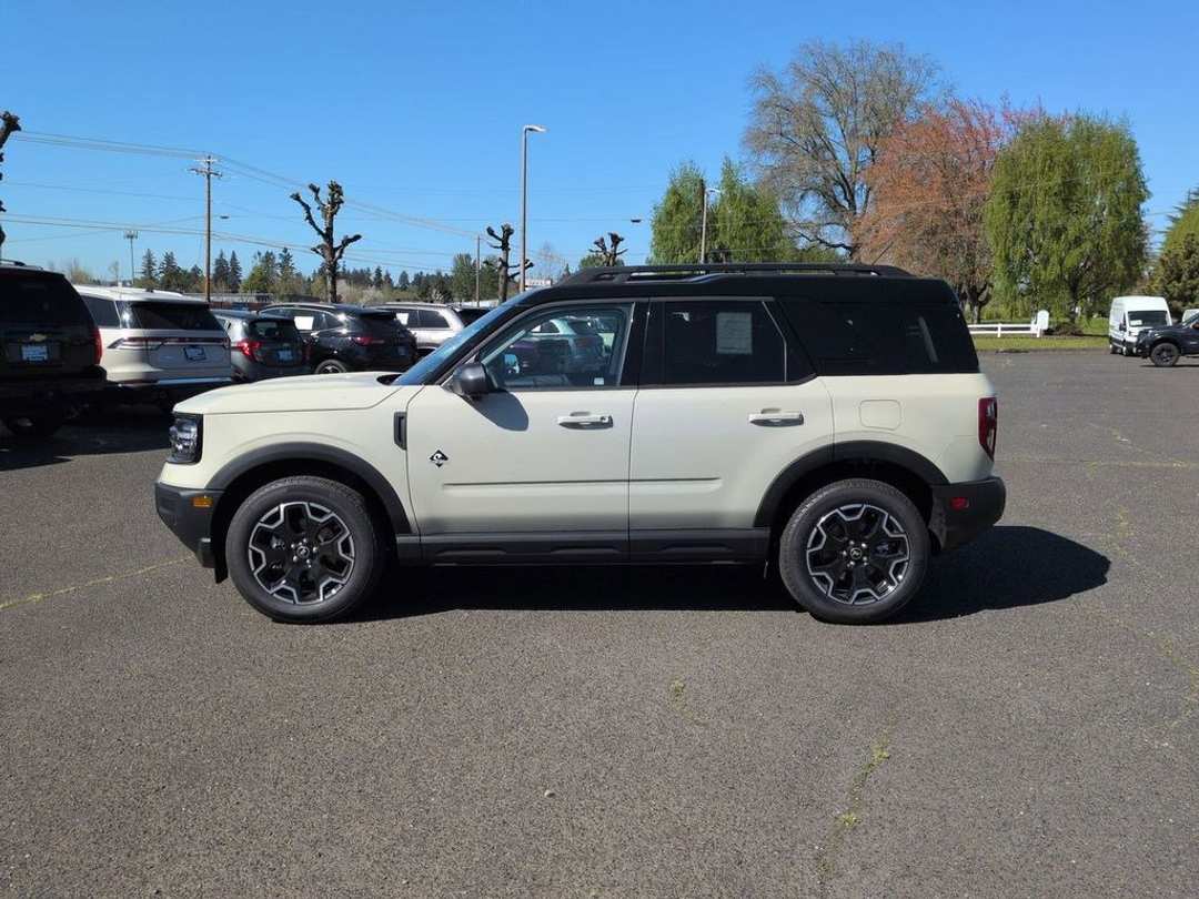 2025 Ford Bronco Sport Outer Banks - Image 2
