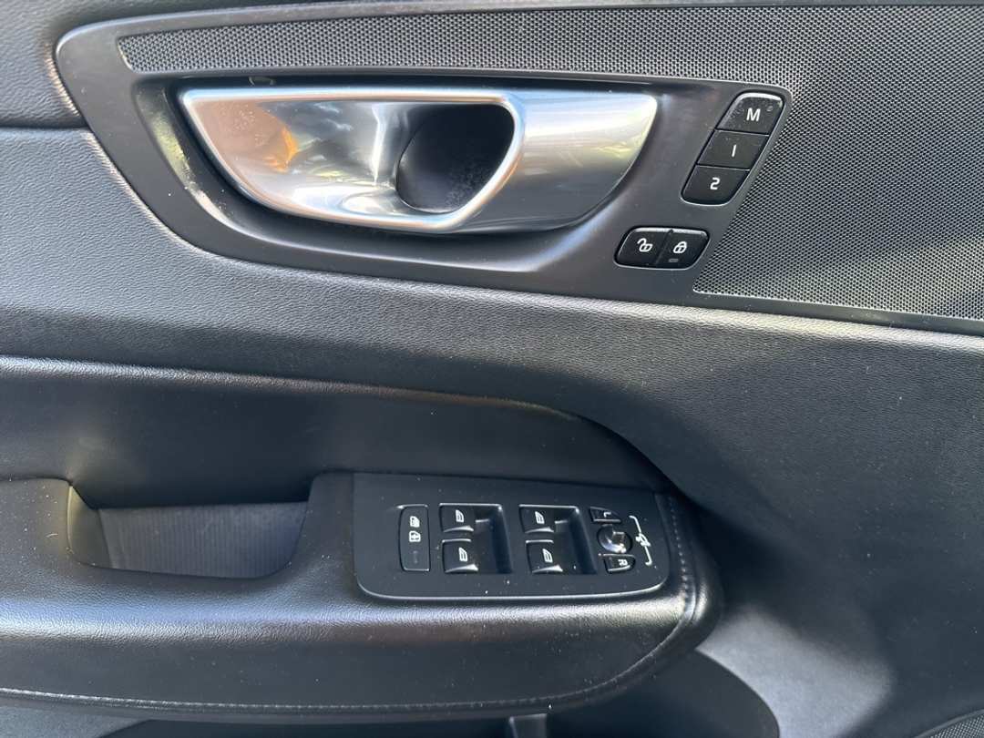 2023 Volvo Xc60 B5 Plus Dark Theme - Image 12