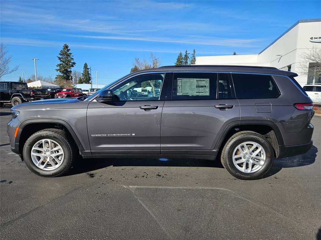 2025 Jeep Grand Cherokee L Laredo - Image 3