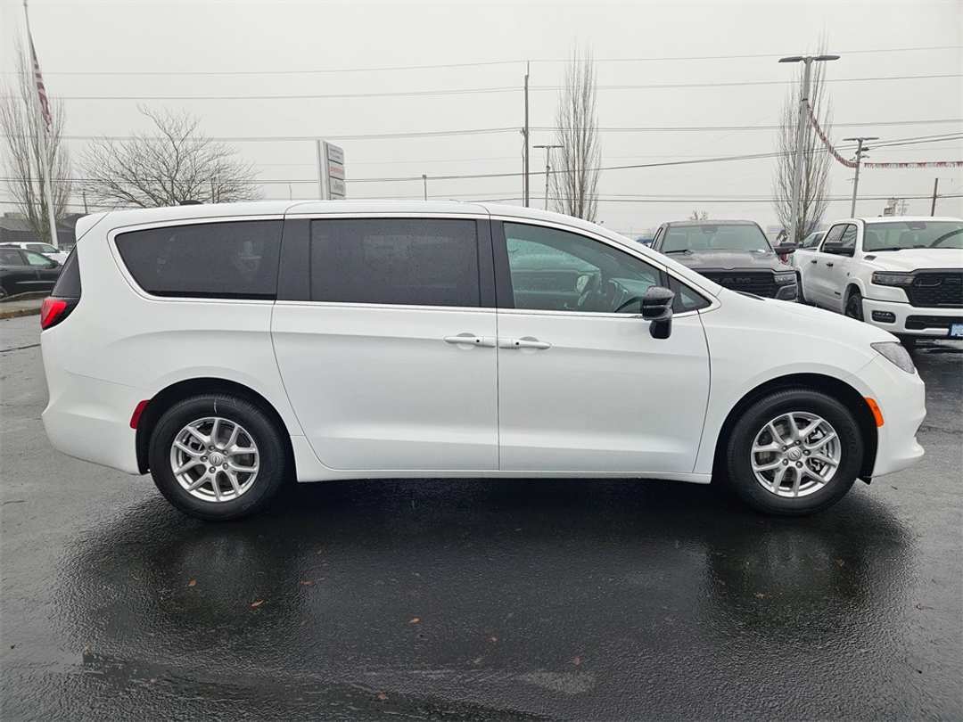2026 Chrysler Voyager LX - Image 7