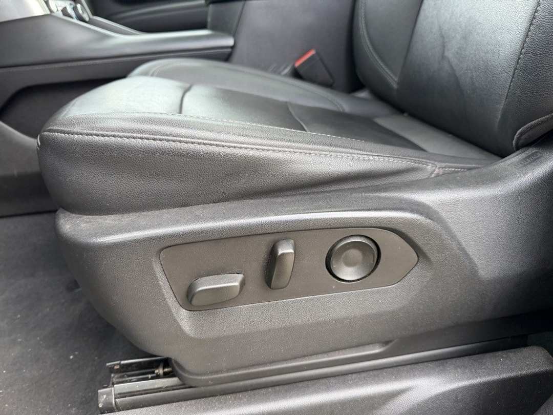 2022 Chevrolet Suburban LT - Image 14