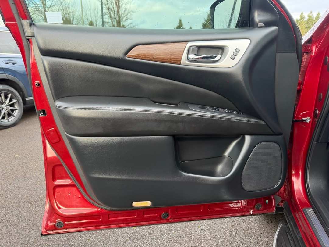 2019 Nissan Pathfinder Platinum - Image 11