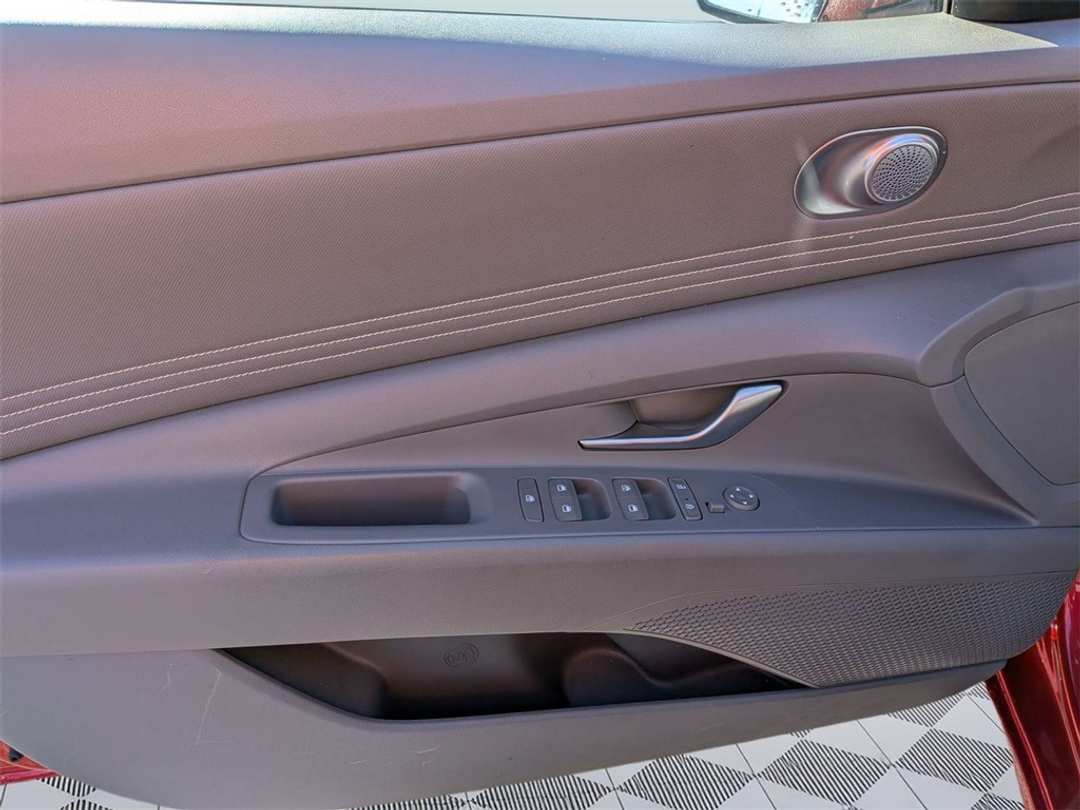 2022 Hyundai Elantra SEL - Image 9