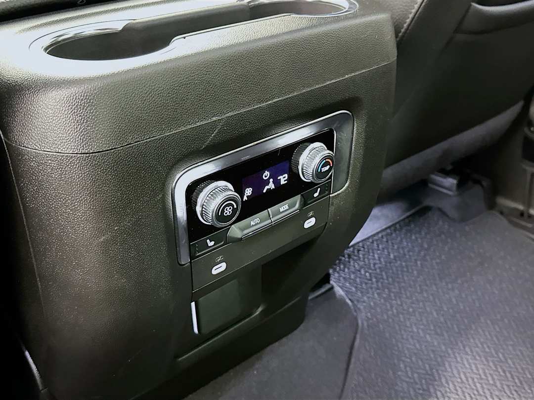 2024 GMC Yukon Denali - Image 28