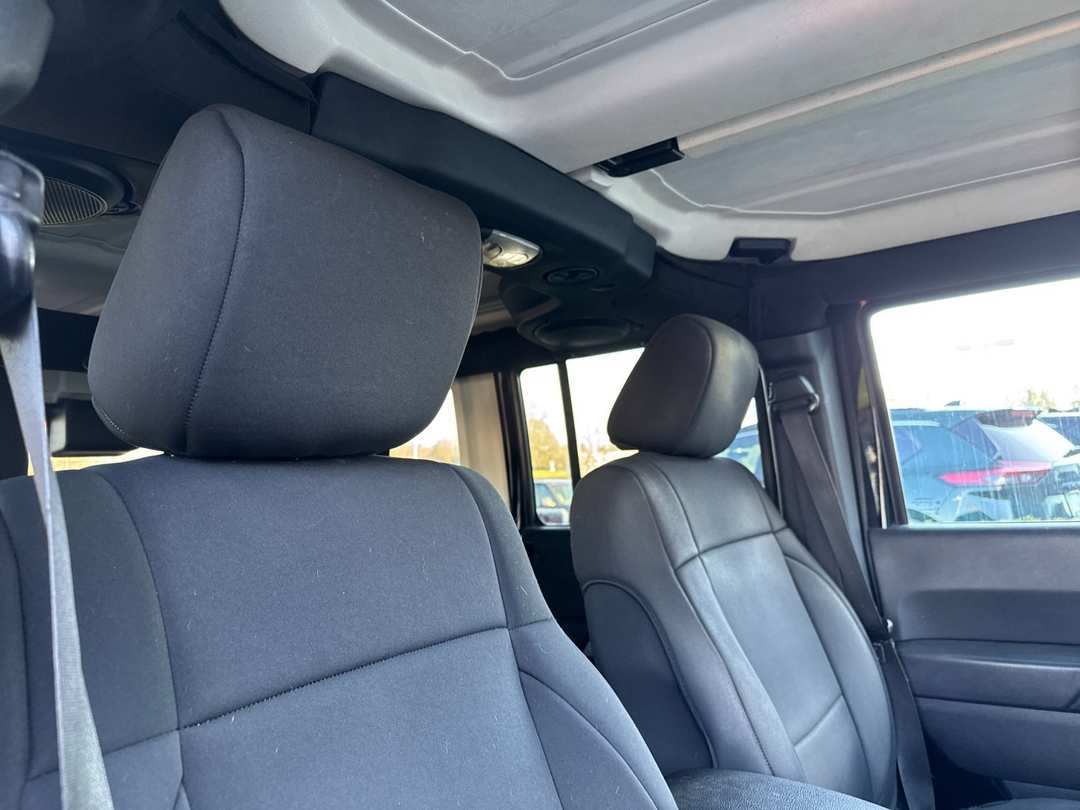 2012 Jeep Wrangler Unlimited Rubicon - Image 16