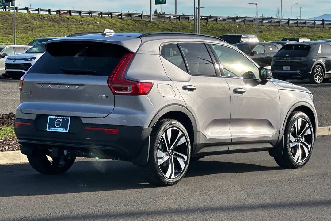 2026 Volvo Xc40 B5 Plus - Image 3