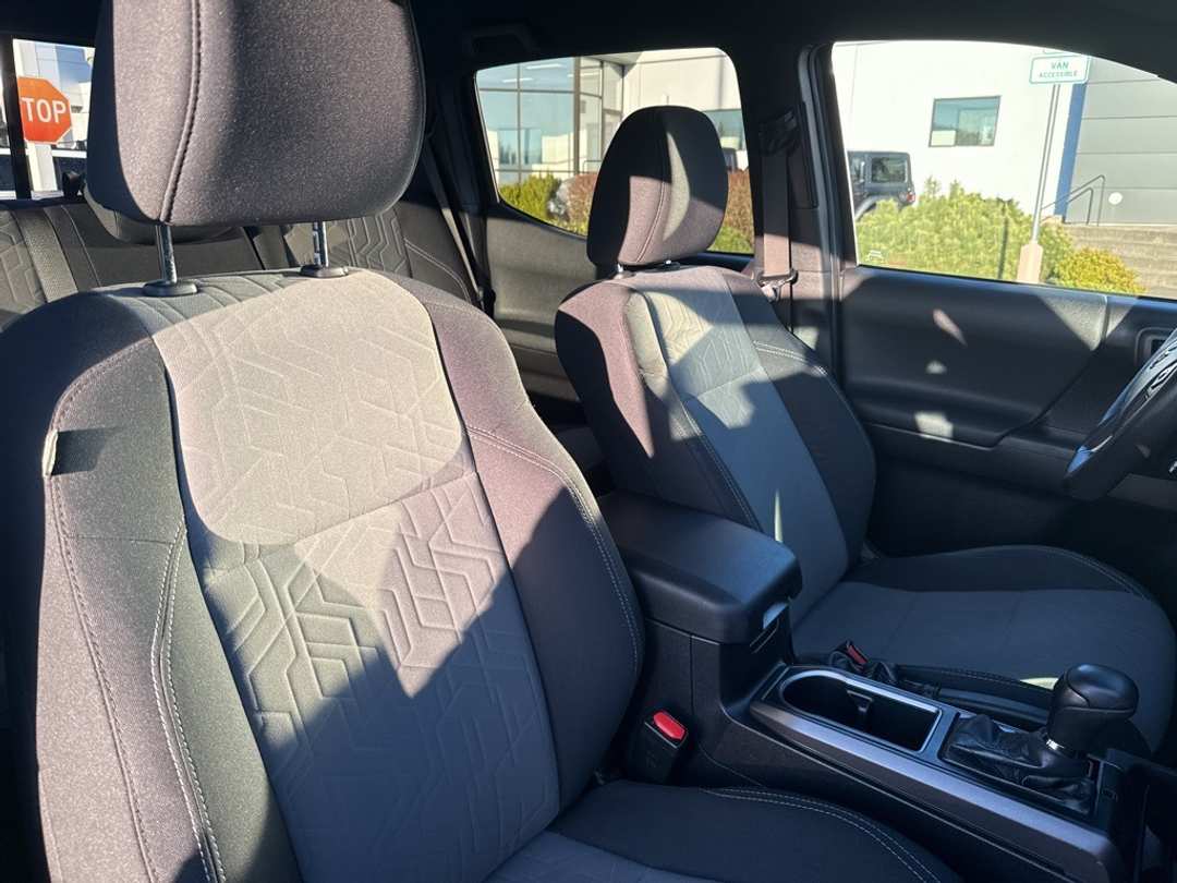 2020 Toyota Tacoma TRD Sport - Image 30