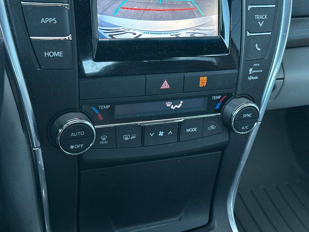 2015 Toyota Camry - Image 18