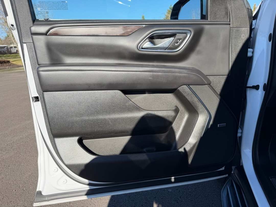 2023 Chevrolet Suburban LT - Image 12