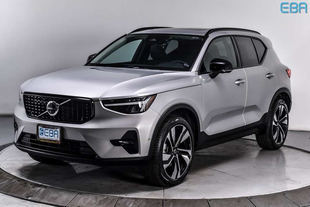 2025 Volvo Xc40 B5 Plus Dark Theme - Image 2