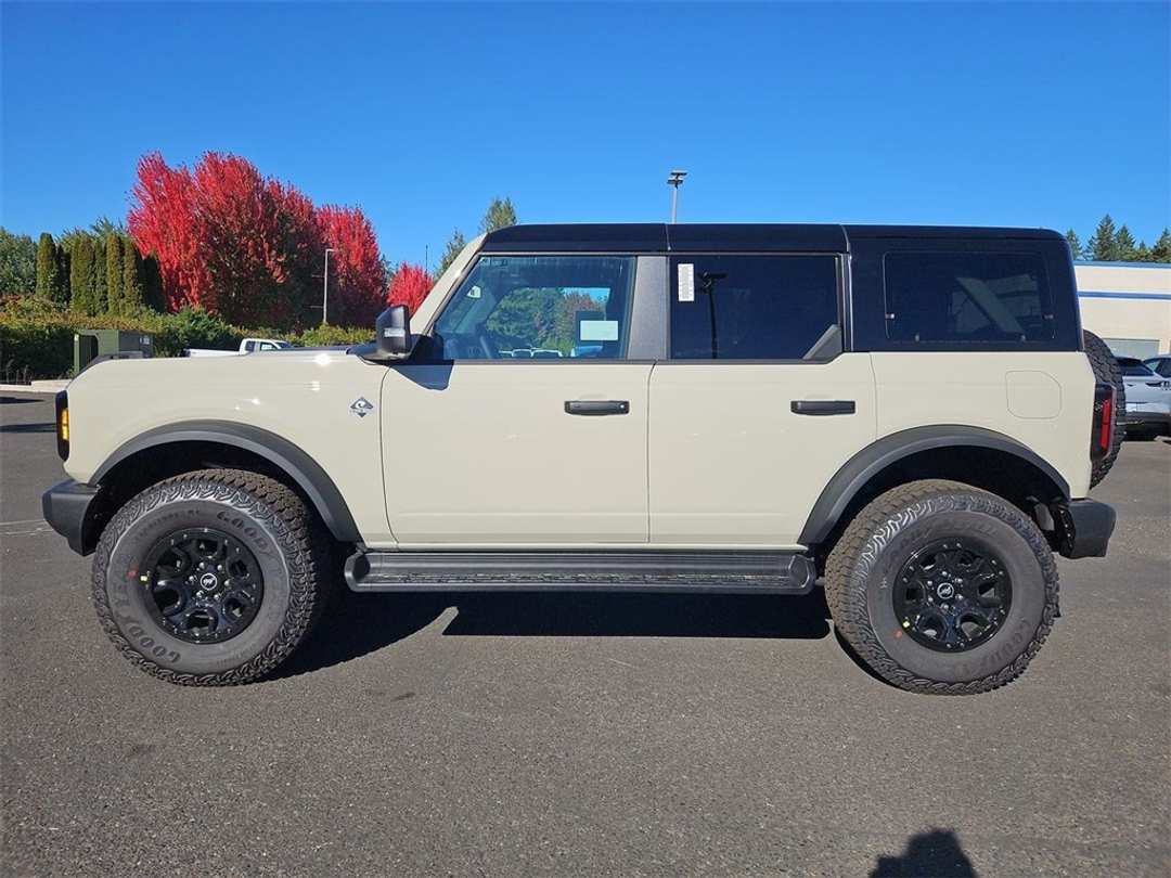 2025 Ford Bronco Outer Banks - Image 2