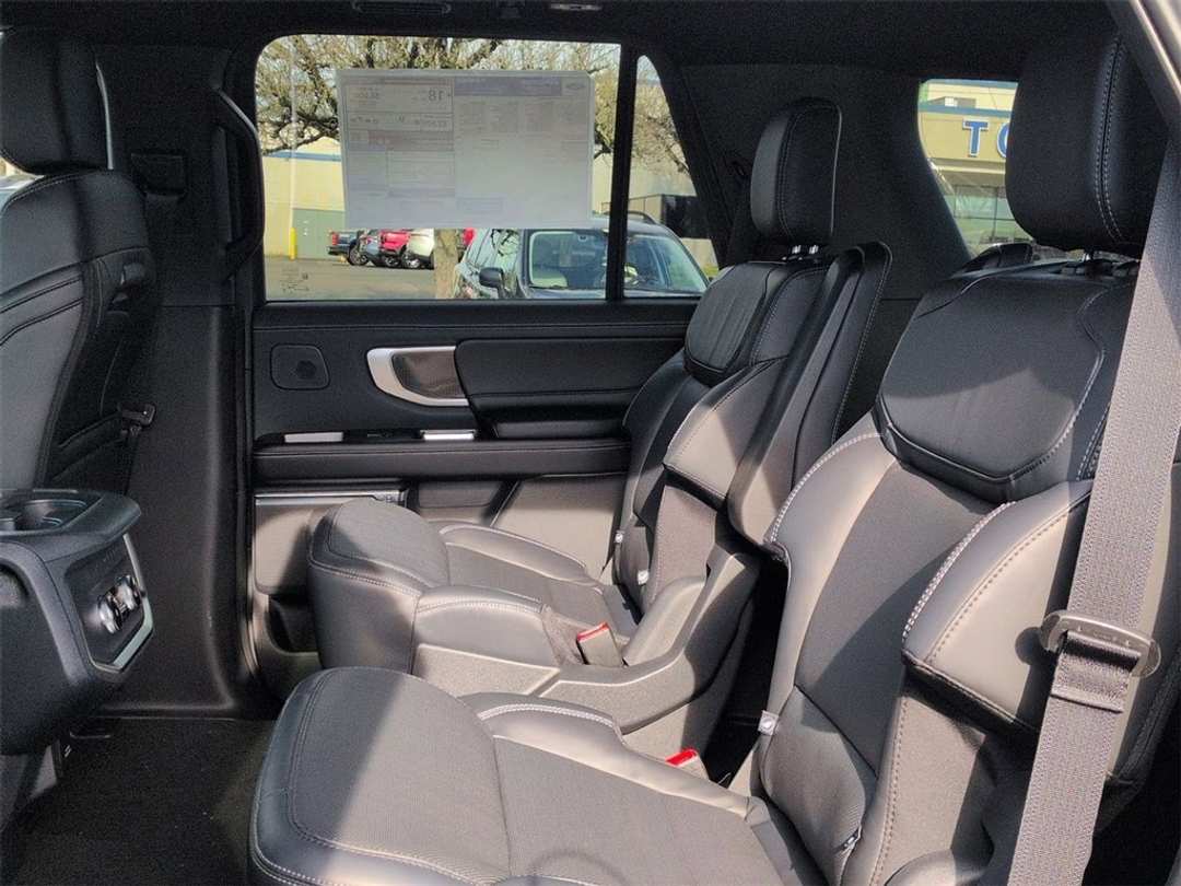 2025 Ford Expedition Platinum - Image 26