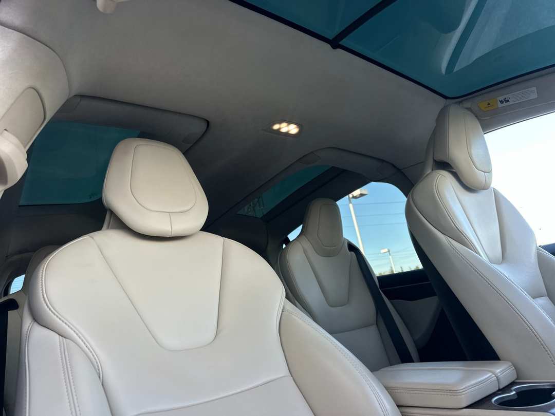 2017 Tesla Model X - Image 15
