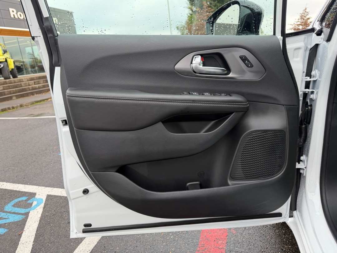 2026 Chrysler Pacifica Select - Image 11
