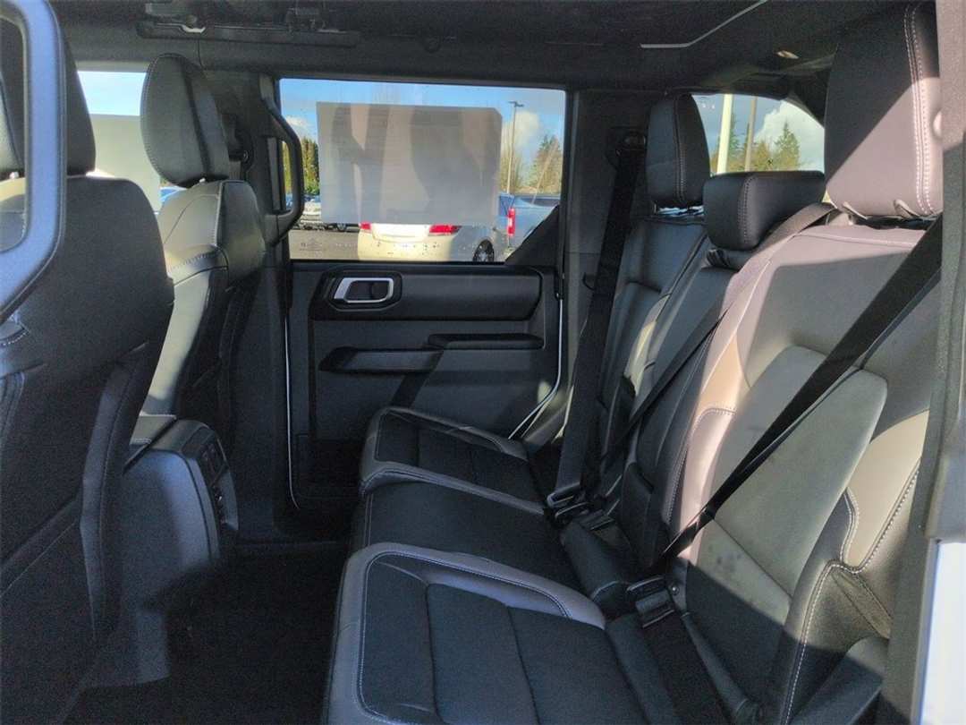 2025 Ford Bronco Outer Banks - Image 22