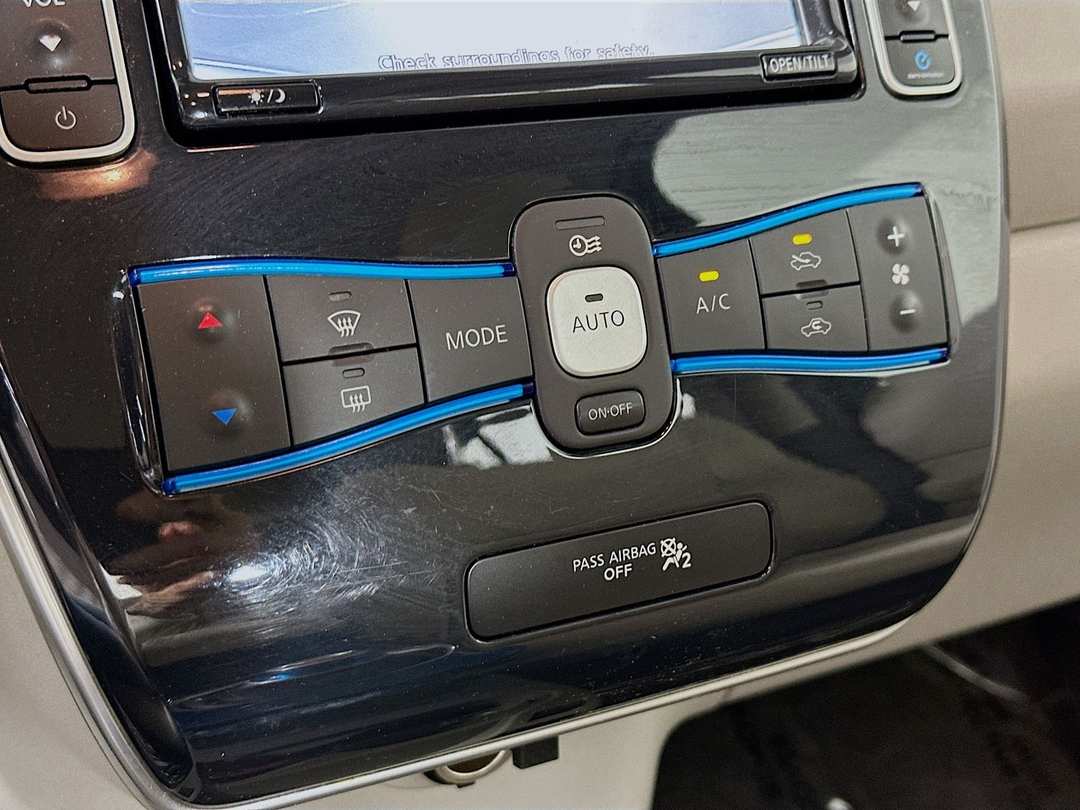 2011 Nissan LEAF SL - Image 17