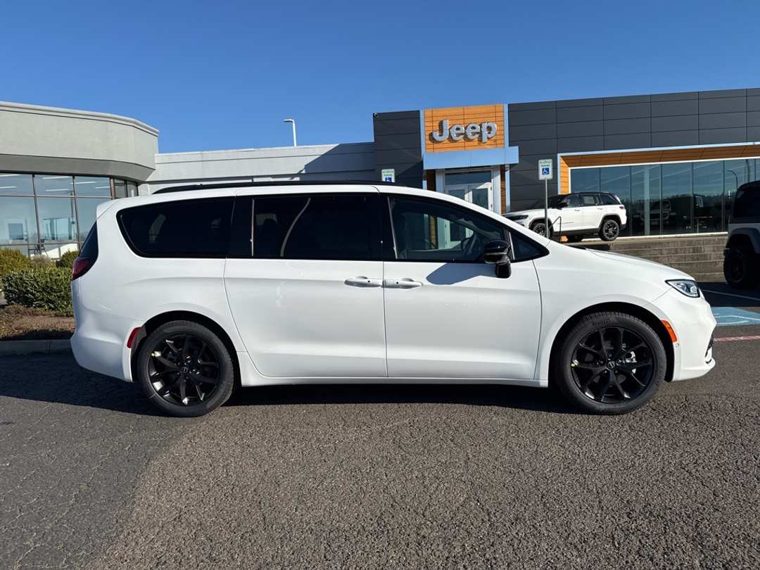 2026 Chrysler Pacifica Select - Image 8