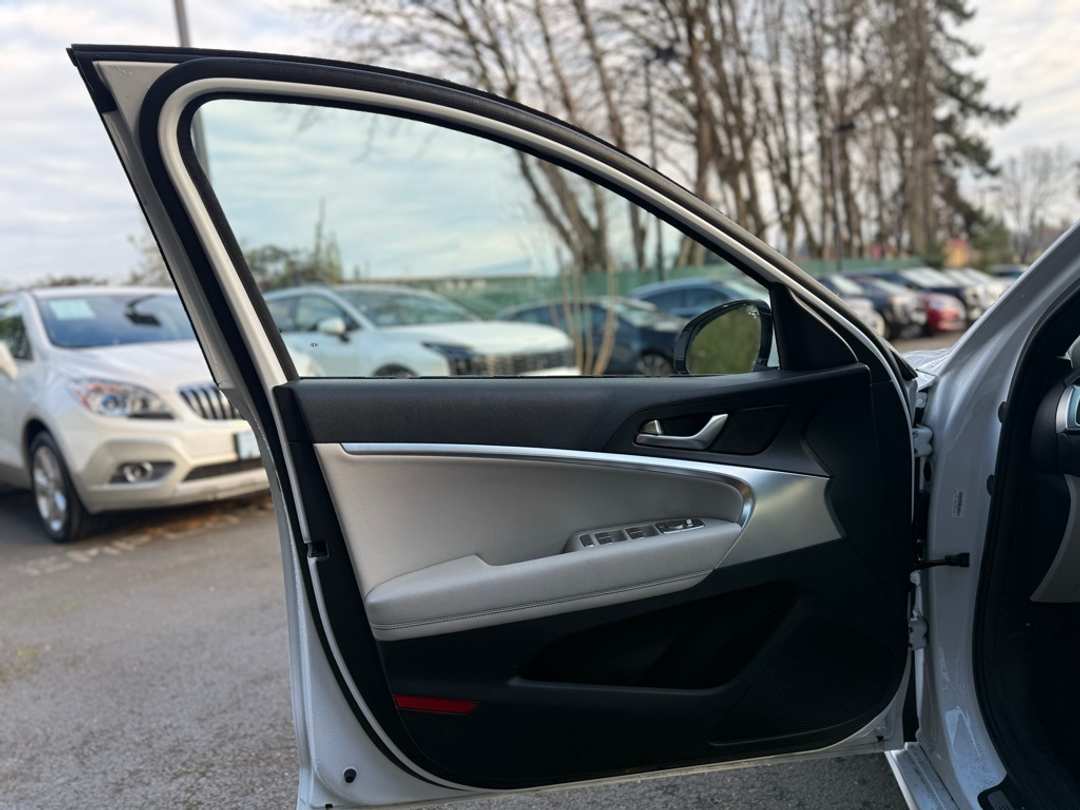 2022 Genesis G70 2.0T - Image 26