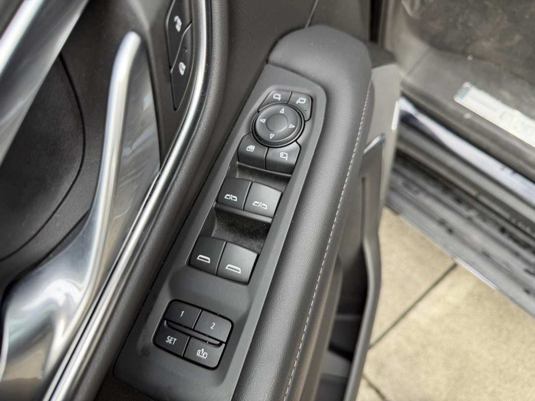 2022 Chevrolet Suburban LT - Image 13