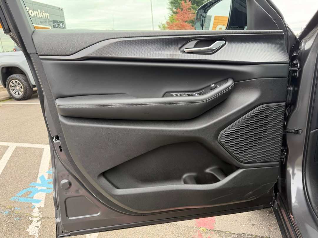 2025 Jeep Grand Cherokee Altitude X - Image 10