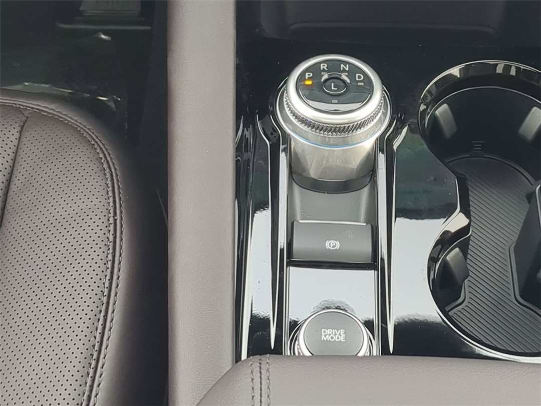 2026 Ford Explorer Platinum - Image 17