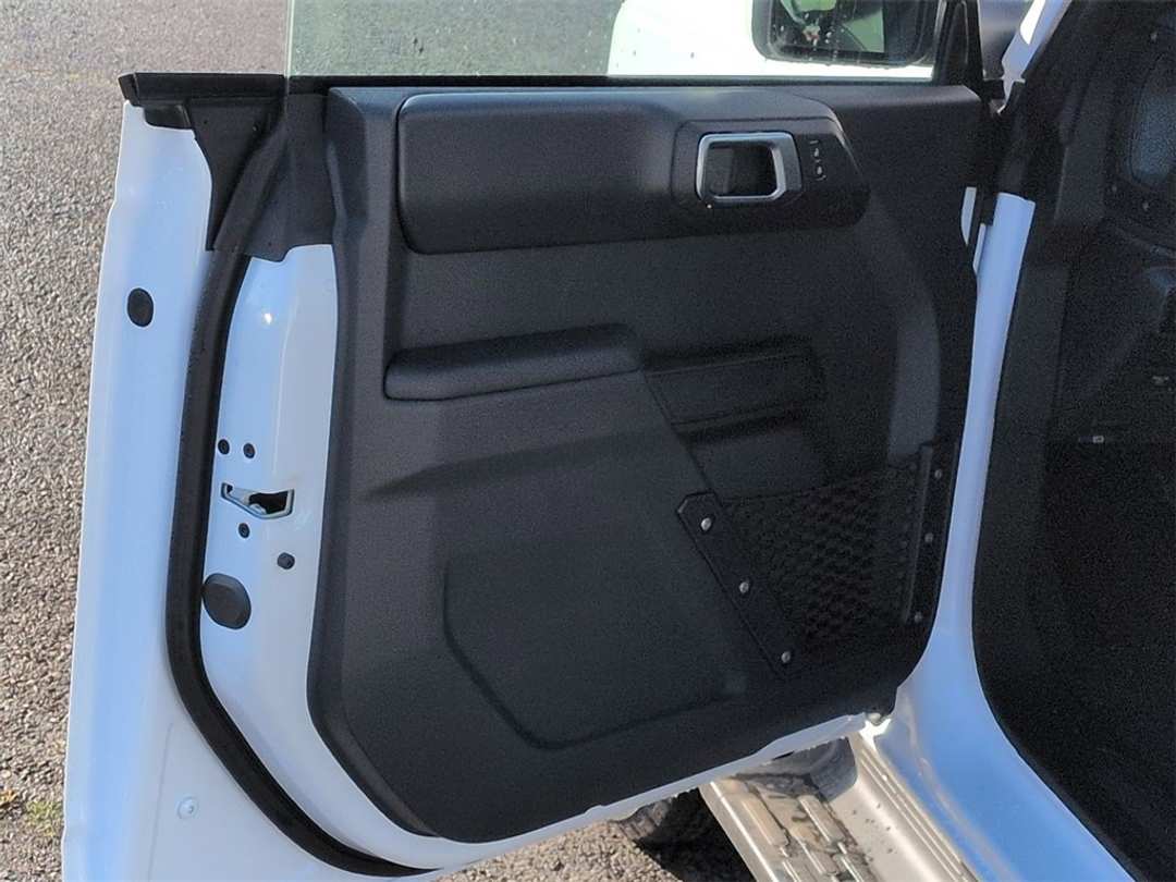 2025 Ford Bronco Outer Banks - Image 9