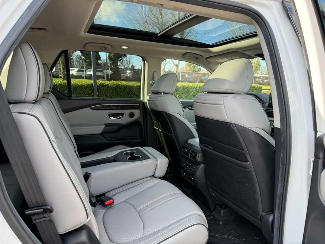 2025 Honda Pilot Elite - Image 25