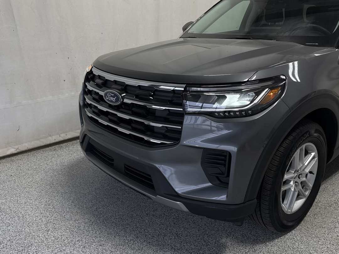 2025 Ford Explorer Active - Image 3