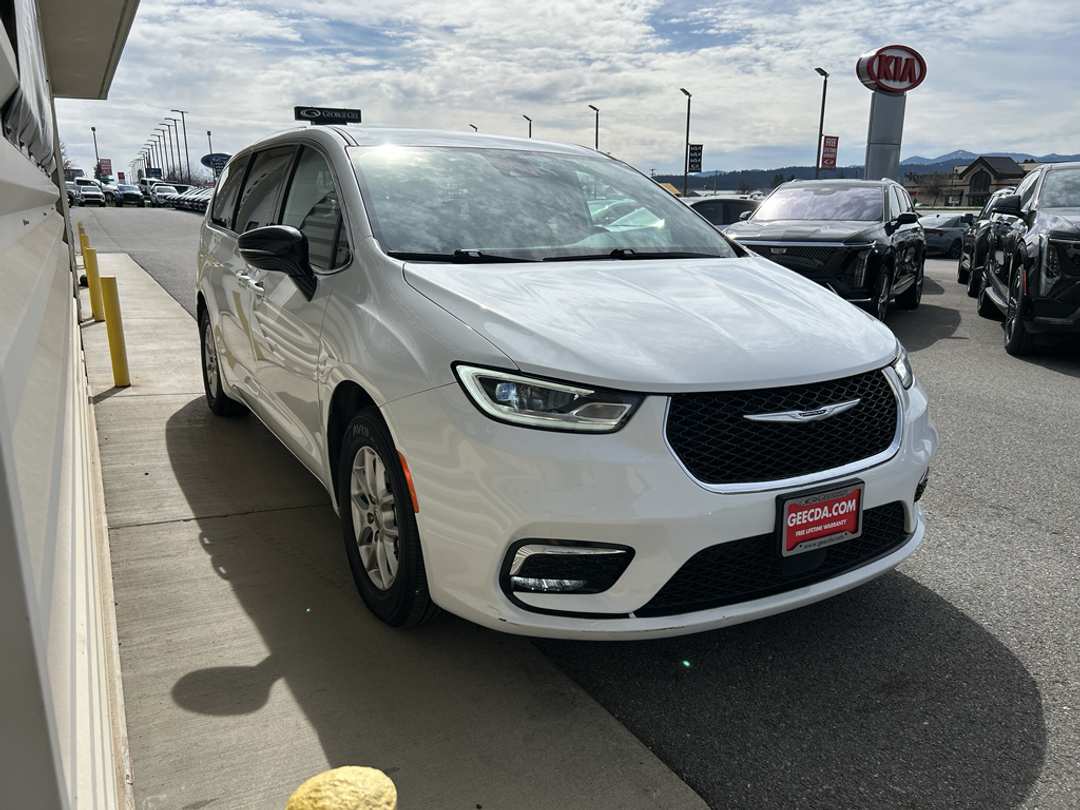 2025 Chrysler Pacifica Select - Image 3