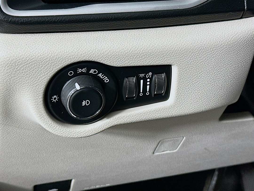 2019 Chrysler Pacifica Touring L - Image 11